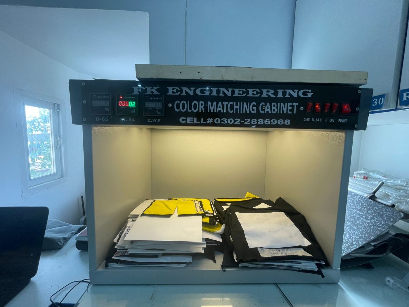 Color-matching cabinet with printed samples